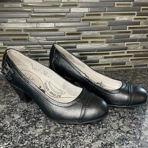 Life Stride Low Heel Pumps 7 Wide New in Box